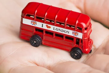 Foto op Plexiglas Ik hou van Londense boodschap op rode bus, souvenir en symbool van London City, geïsoleerd op de hand van de vrouw © adrian_ilie825