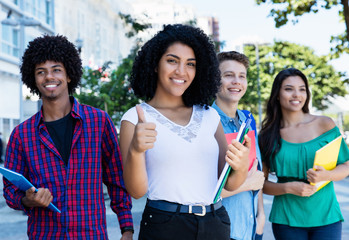Italienische Studentin mit Gruppe internationaler Studenten