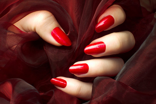 red nails manicure