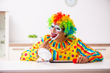 Obraz na płótnie Canvas Male clown preparing for perfomance at home 