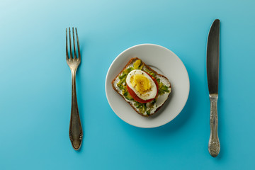 Healthy green vegetarian toast with avocado, tomato, egg. healthy eating, vegan diet concept
