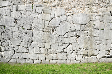 Polygonal walls built from the 7th to the 2nd century BC. The large boulders are interlocked with each other without lime © Stefania