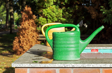 Gie&szlig;kannen auf dem Friedhofsbrunnen, Wasser sparen im Hitze-Sommer