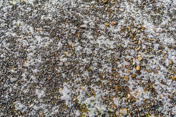 Kiesboden mit Schnee