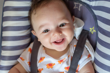 Bebé simpático y sonriente en hamaca para bebés 12 - obrazy, fototapety, plakaty