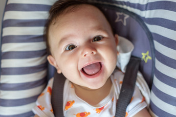 Bebé simpático y sonriente en hamaca para bebés 14 - obrazy, fototapety, plakaty