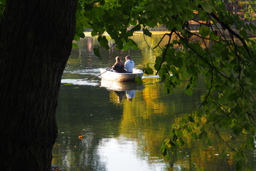 Romantische Bootsfahrt im Park