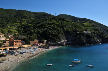 Fototapeta na wymiar Bucht von Monterosso al Mare in der Cinque Terre, Italien. Eisenbahnlinie und Wanderweg im Hintergrund.