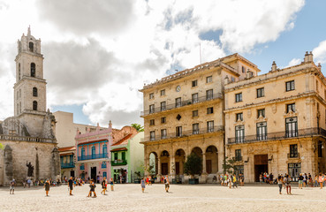 Obraz premium San Francisco square with cathedral bell tower and old buildings