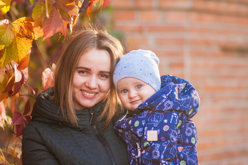 Obraz premium mother and baby in autumn park