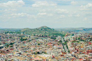 Naklejka premium La montaña en el pueblo