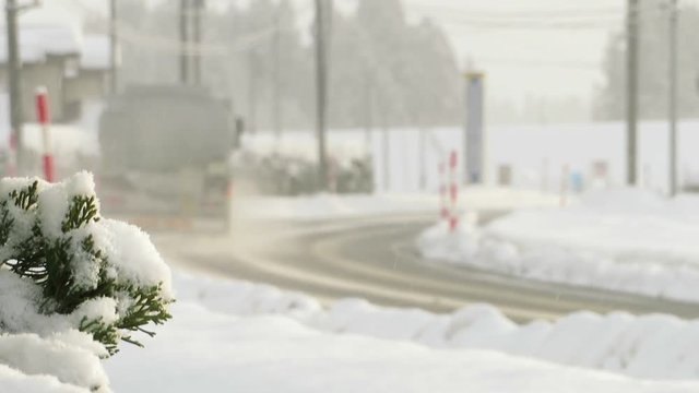 雪道を走行する自動車　冬　交通　イメージ