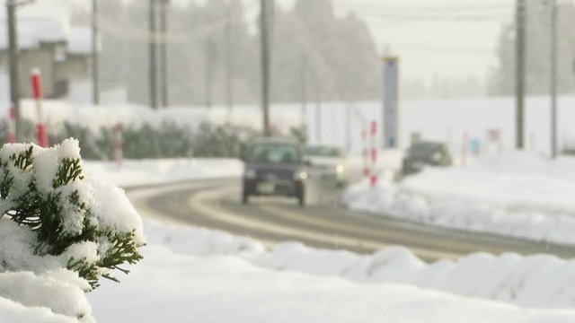 雪道を走行する自動車　冬　交通　イメージ