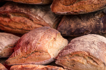 Barras de pan artesanal en el mercado