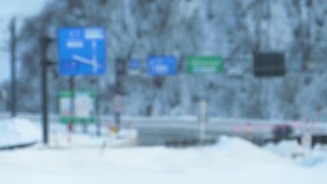 雪道を走行する自動車　バイパス　交差点　冬　交通　イメージ