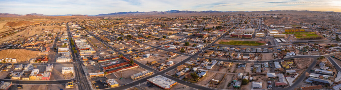 Aerial Barstow California USA Stadt vor Vegas in der W&uuml;ste bei Sonnenuntergang