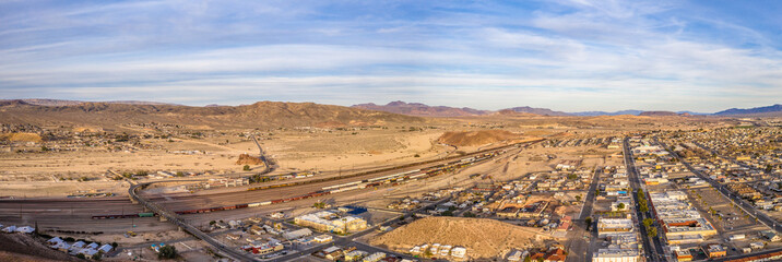 Naklejka premium Barstow Kalifornien San Beranadino County Aerial Züge Schienen Berge Panorama