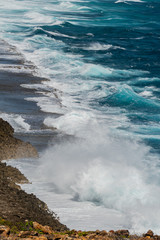 Waves crashing n the shore