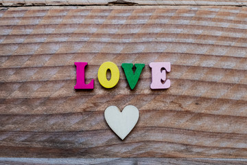 Lettres LOVE et coeur sur fond bois