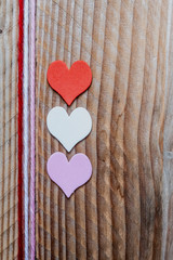 Coeurs couleur sur fond bois, carte Saint Valentin