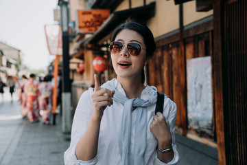 Obraz premium girl backpacker visiting Hanamikoji street