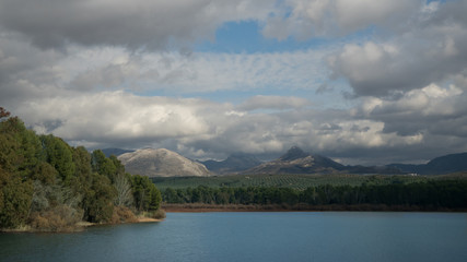 Lake with cloudy blue sky - Lago con cielo azul nublado