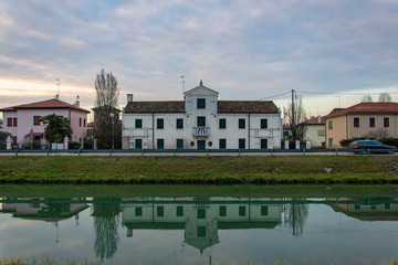 Fototapeta na wymiar old house reflection on the Brenta river