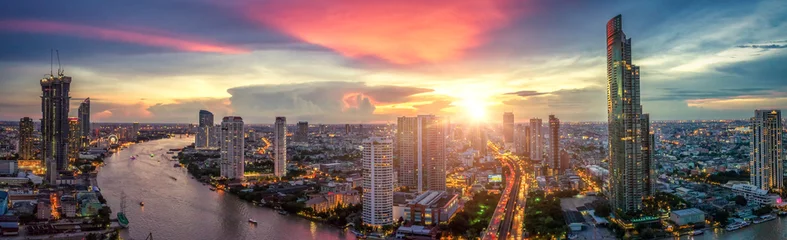 Selbstklebende Fototapeten Luftaufnahme von Bangkok-Gebäuden, Innenstadt von Bangkok mit Sonnenuntergangshimmel, schöne Aussicht auf die Straße bei Nachtverkehr © Travel mania