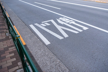 道路上のバス停路面表示