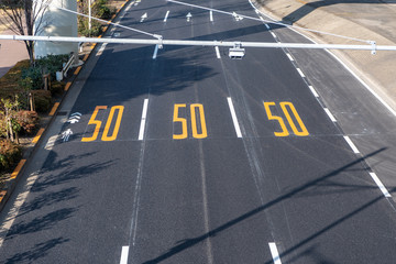 道路上の50キロ速度制限路面標示