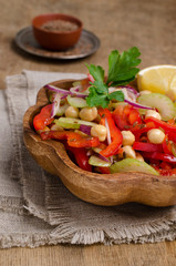 Raw vegetable salad with chickpeas