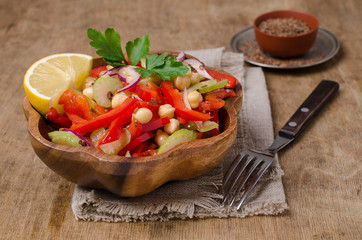 Raw vegetable salad with chickpeas