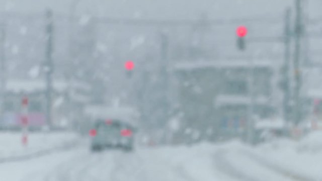 雪道を走行する自動車　交差点　信号機　冬　交通　イメージ