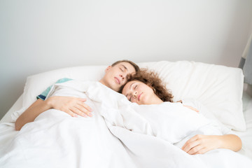 Fototapeta na wymiar Beautiful young man and women love couple hugging on bed