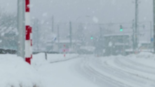 雪が降る　交差点　信号機　冬　交通イメージ