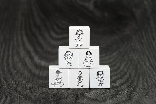 Würfelpyramide mit Kinderbildern