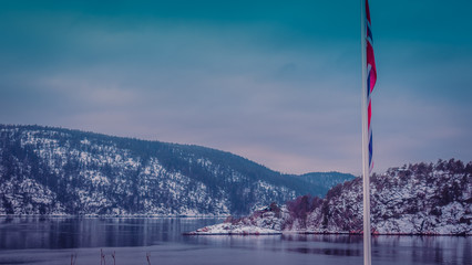 Flaga Norwegii na tle fiordu © Dreamnordno