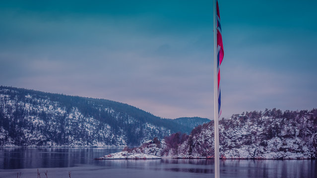 Flaga Norwegii na tle fiordu