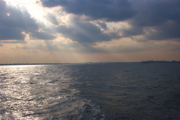 Obraz premium rays of light through the clouds