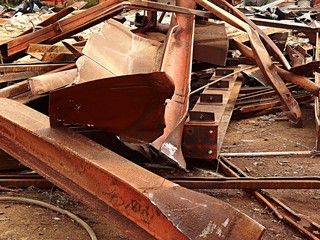 解体現場の鉄骨