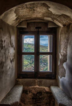 Ventana antigua con vistas al campo
