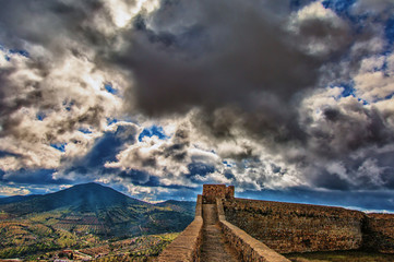 Paisaje de una muralla mirando las nubes
