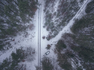 Schneelandschaft von Oben, Nadelwald im Winter