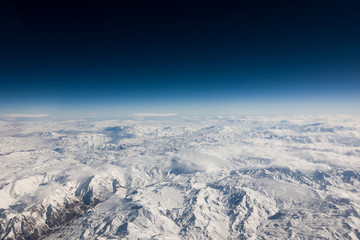 Fototapeta na wymiar Schneelandschaft aufgenommen aus dem Flugzeug