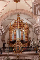 Fototapeta na wymiar organo en iglesia