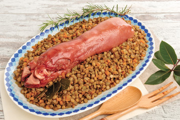 zampone di maiale e lenticchie dall'alto