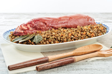 zampone di maiale e lenticchie di fronte