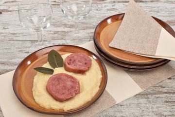 zampone di maiale fette con purè di patate dall'alto