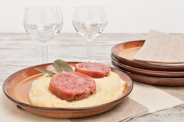 zampone di maiale fette con purè di patate fronte