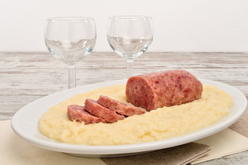cotechino di maiale affettato con purè di patate